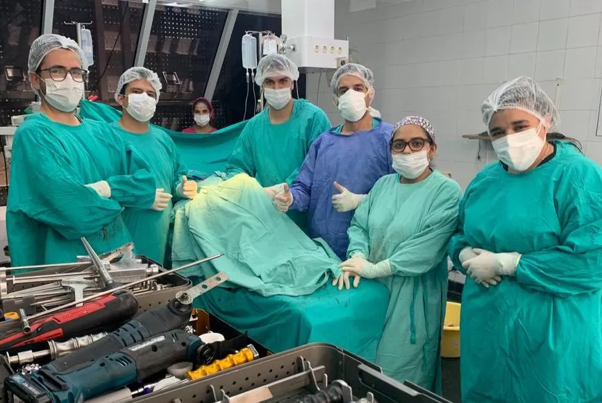 APRENDIZAJE. Los residentes participan de las cirugías junto a los médicos.