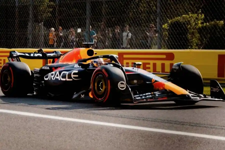 RENDIDOR. El Red Bull de Verstappen no tiene rivales en la pista.