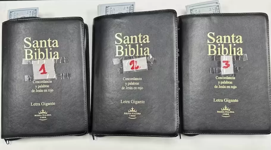 Contrabando: Aduana descubrió U$S 17.000 escondidos en Biblias que iban a ser enviadas a Estados Unidos.