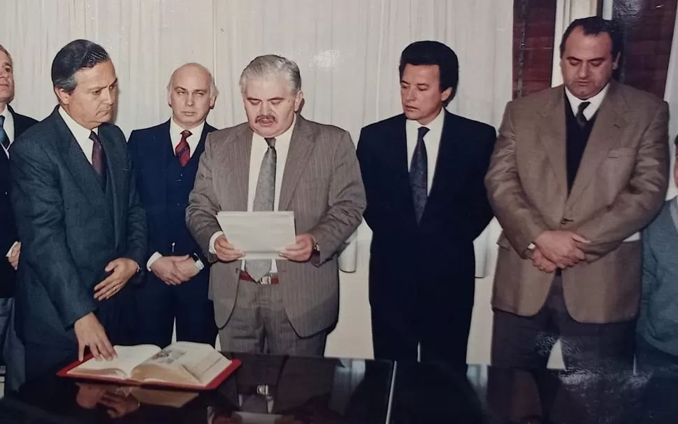 INTEGRACIÓN FUNDACIONAL. Emilio Sarrulle (izquierda) en el acto d asunción del primer Tribunal de Cuentas en 1972. 