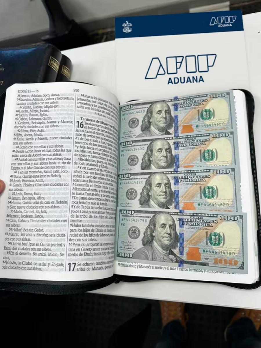 Los dólares estaban escondidos en Biblias que serían enviadas a Estados Unidos.