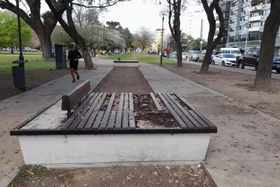 ¿Vandalismo o robos?: arrancaron las maderas de los asientos en el parque 9 de Julio