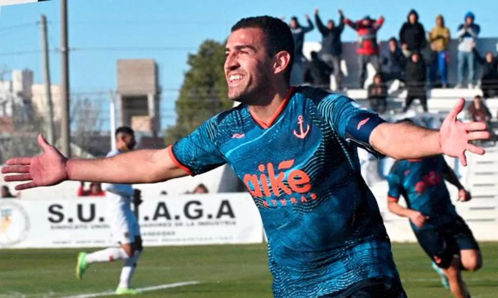 SOBRE EL FINAL. Mauro Fernández festeja el gol de Brown de Puerto Madryn. @BrownDeMadryn 