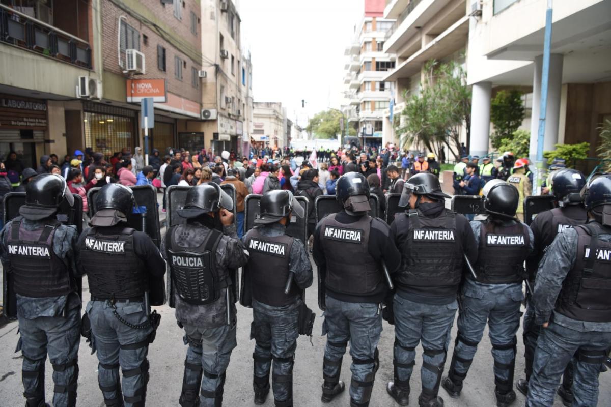 La Policía, frente a los manifestantes en el edificio de Desarrollo Social. LA GACETA / JUAN PABLO SÁNCHEZ NOLI