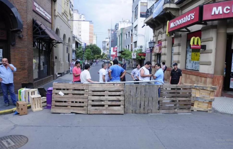 DEFENSA. Los tucumanos improvisaron barricadas para protegerse.