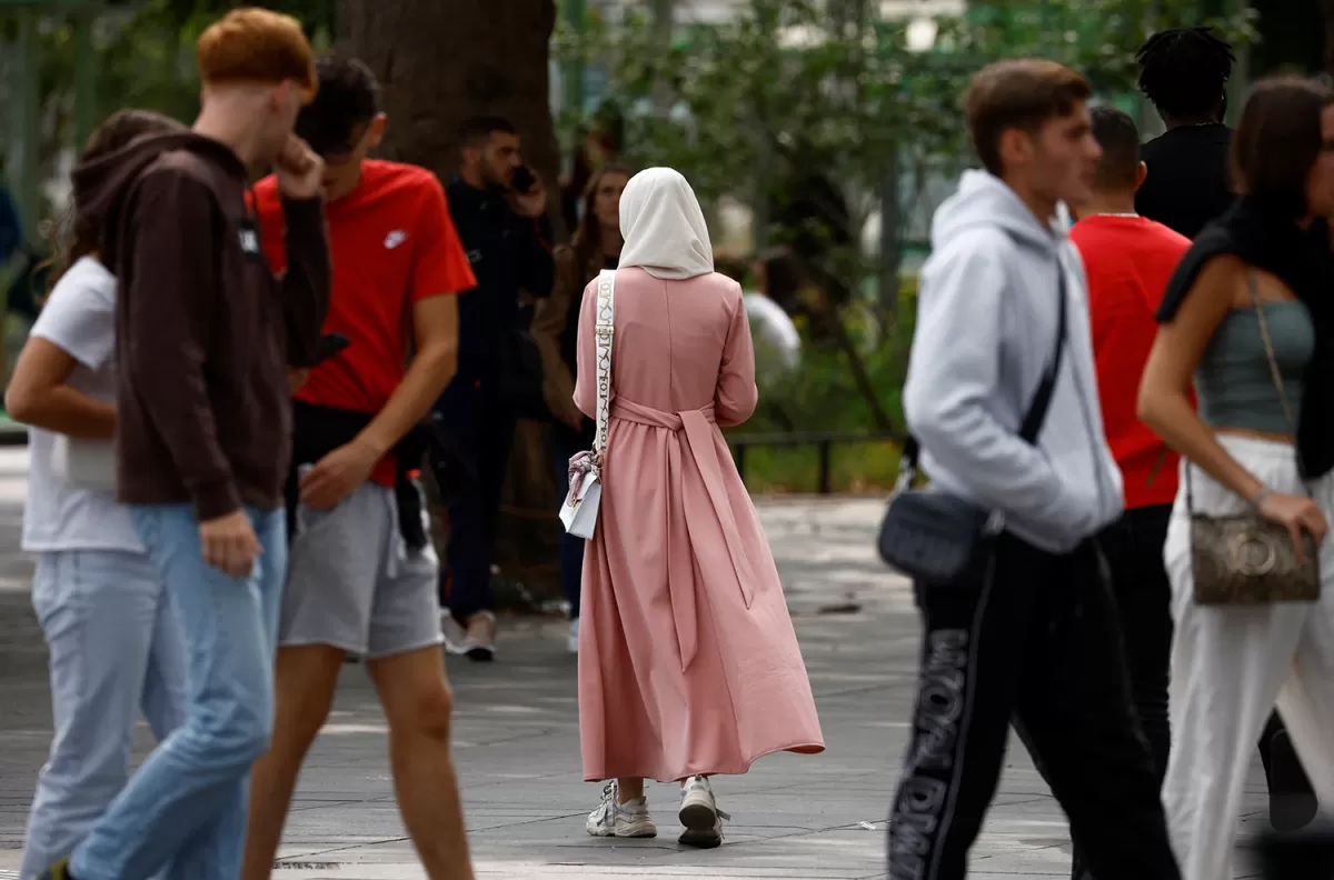 Unas 300 estudiantes desafiaron el veto a la túnica musulmana en Francia