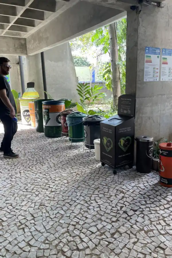 SEPARACIÓN. Varios cestos para residuos, incluso cápsulas de café.