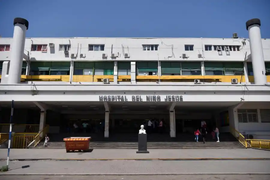 HOSPITAL DEL NIÑO JESÚS. Emplazado en el pasaje Hungría 750, fue diseñado por Sacriste y Horacio Caminos. Su enfoque racionalista que se evidencia en las fachadas, y ubicado frente a un espacio verde. LA GACETA / FOTO DE INÉS QUINTEROS ORIO 