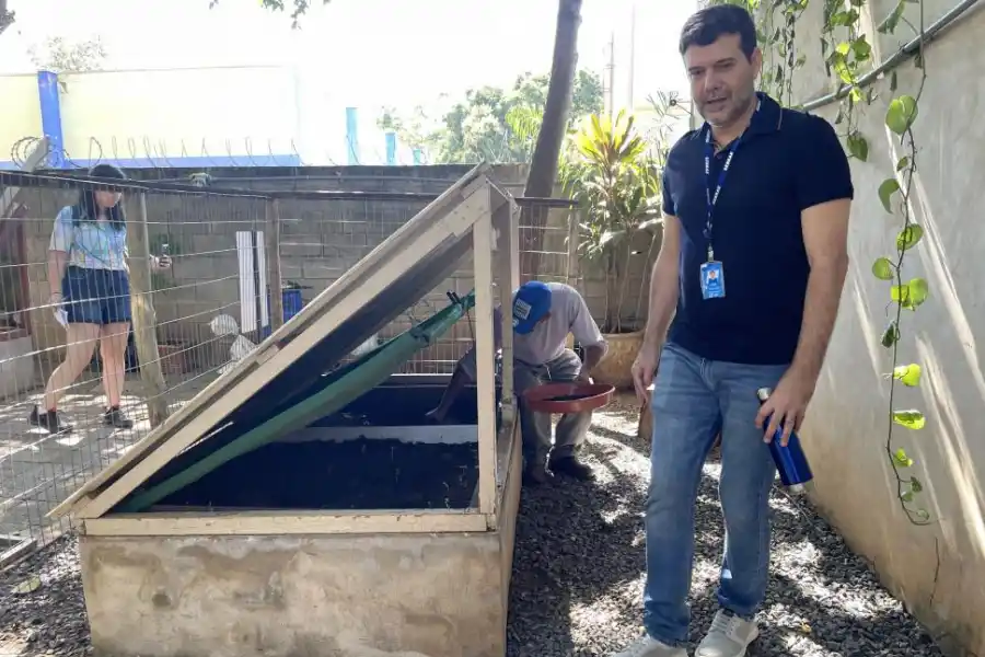 EL GUÍA. Nager Castilho Amui muestra a las visitas el trabajo en el centro