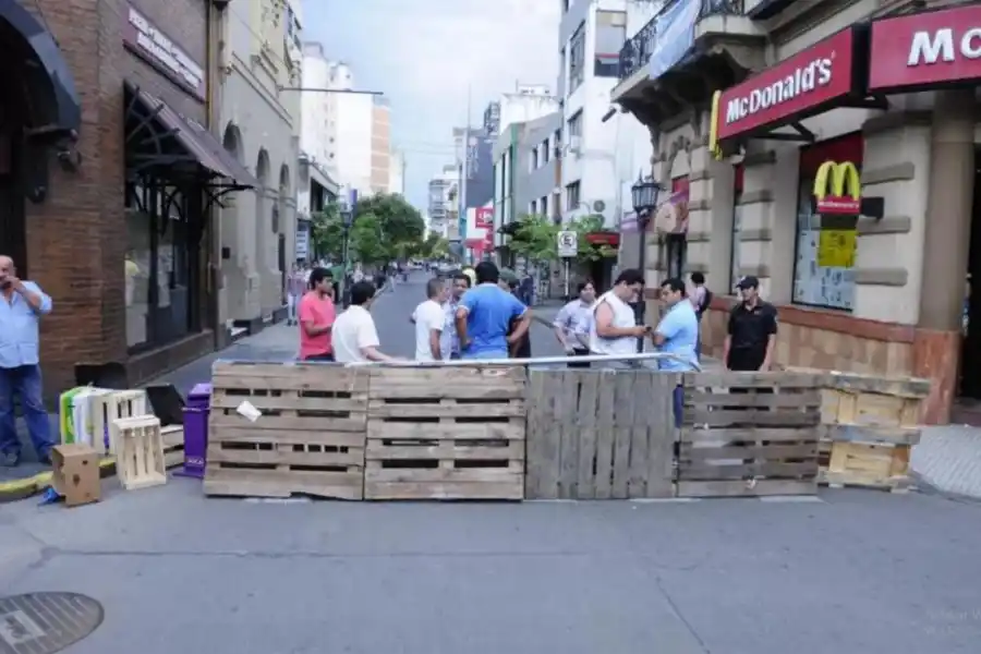 DEFENSA. Los tucumanos improvisaron barricadas para protegerse.