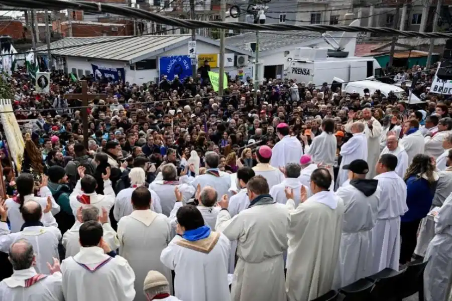 Los curas villeros realizaron una masiva misa en desagravio al Papa Francisco