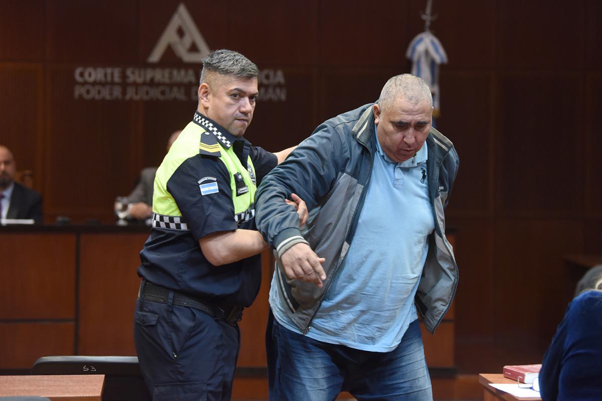 MOMENTO DE TENSIÓN. Sergio Hogas, uno de los acusados de ser el líder de la sedición, necesitó ayuda de un policía para poder trasladarse.