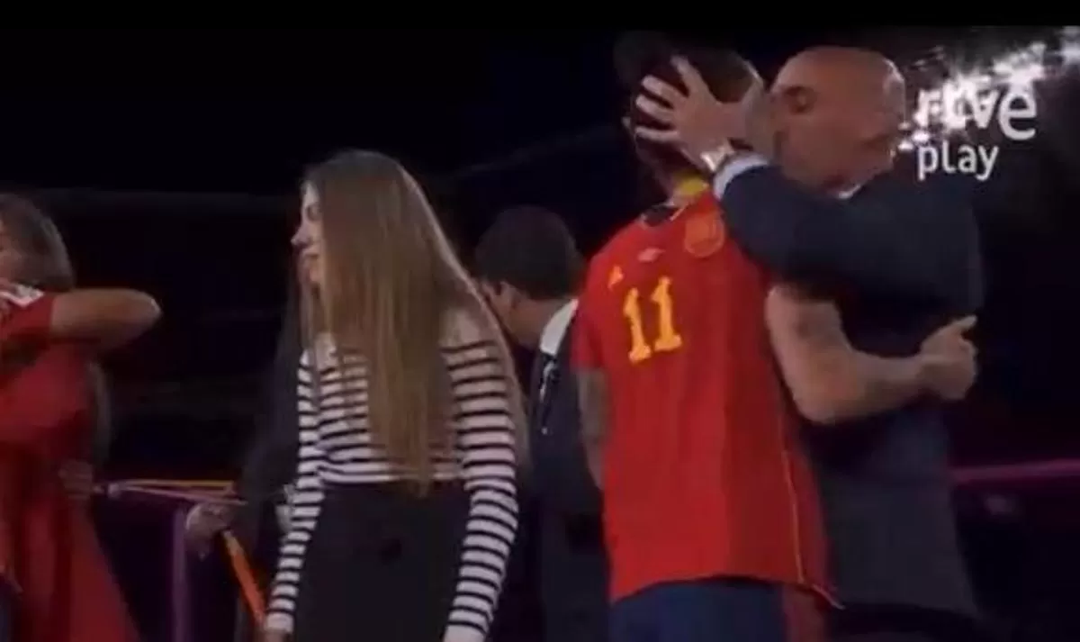 Por el beso no consentido, la futbolista presentó una denuncia contra el titular de la Federación Española de Fútbol
