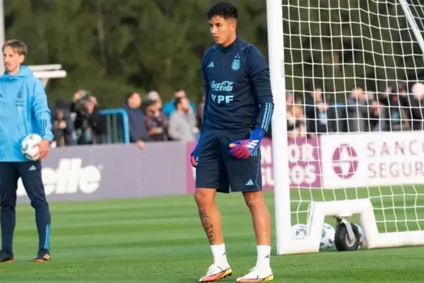 ¿Quién es el arquero tucumano que entrena con Messi y la Selección en Ezeiza?