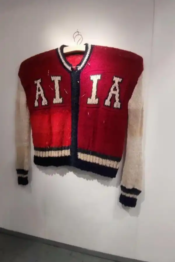 “INTELIGENCIA ARTIFICIAL”. Un atractivo textil de la tucumana Lucrecia Lionti fue adquirido durante la feria.