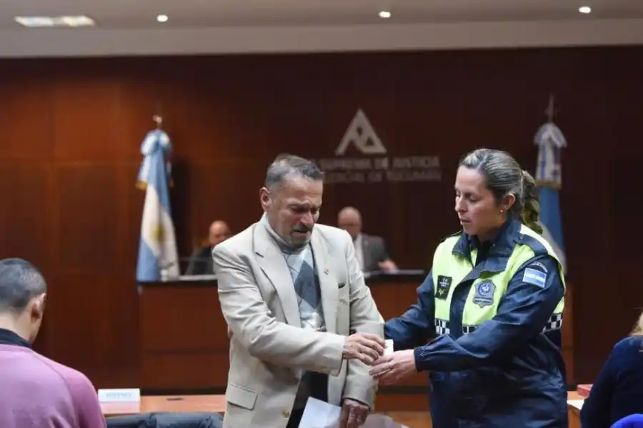 ENTRE LÁGRIMAS. Pablo Pérez, policía retirado en 1983,  fue el único acusado en llorar cuando declaró.