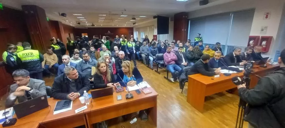 UNA SALA ESPECIAL. Los 43 imputados ocupan la mayor parte del espacio que fue diseñado especialmente para que se pueda desarrollar el debate oral de la sedición policial que derivó en los saqueos de 2013. 