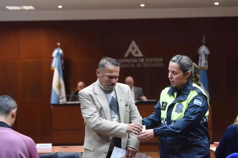 ENTRE LÁGRIMAS. Pablo Pérez, policía retirado en 1983,  fue el único acusado en llorar cuando declaró.