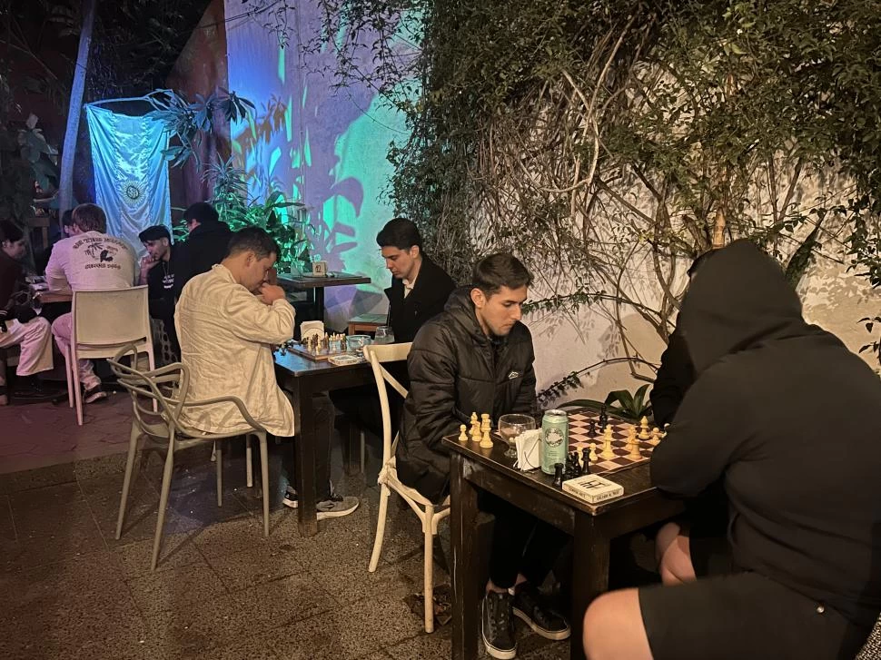 CONCENTRADOS. Con Pinta Ajedrez, los bares se vuelven sedes de torneos de ajedrez. 