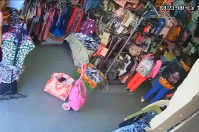Video: mientras sacaba ropa, una mechera enseñó a su hija los métodos para robar