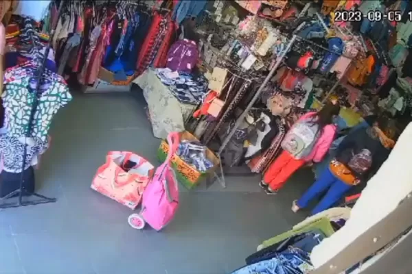 Video: mientras sacaba ropa, una mechera enseñó a su hija los métodos para robar