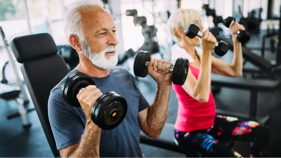 Cuáles son los dos ejercicios recomendados para bajar de peso después de los 50 años.