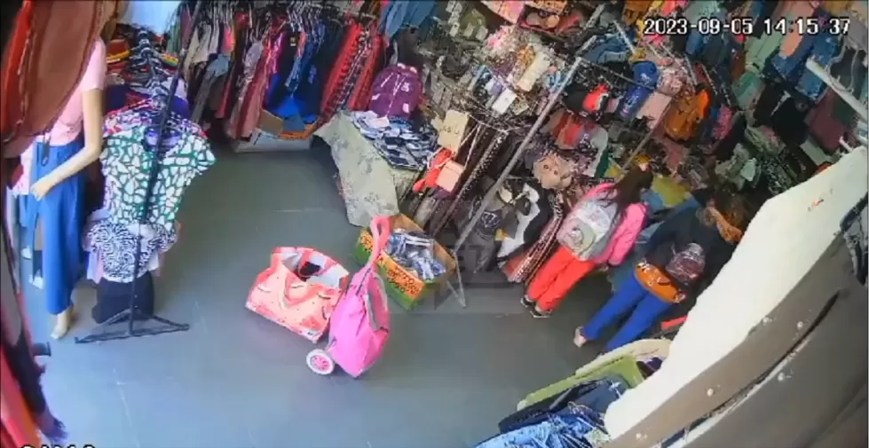 Video: una mechera robó y enseñó a su hija los métodos que utiliza para cometer los delitos.