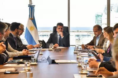 Massa convocó a la CGT y la CTA para analizar la eliminación de Ganancias a los empleados