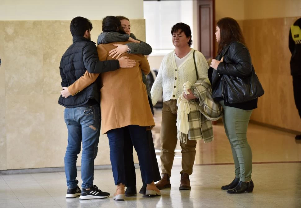 TRAS LA ÚLTIMA AUDIENCIA. La familia de Milagros Lohezic (saco gris) la abraza en el pasillo de Tribunales. 
