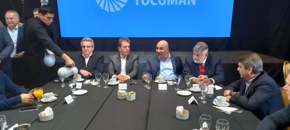 EN LA MESA PRINCIPAL. Manzur, junto a Massa y a Rossi, en el desayuno junto a empresarios e industriales. Foto de LA GACETA / Por Analía Jaramillo
