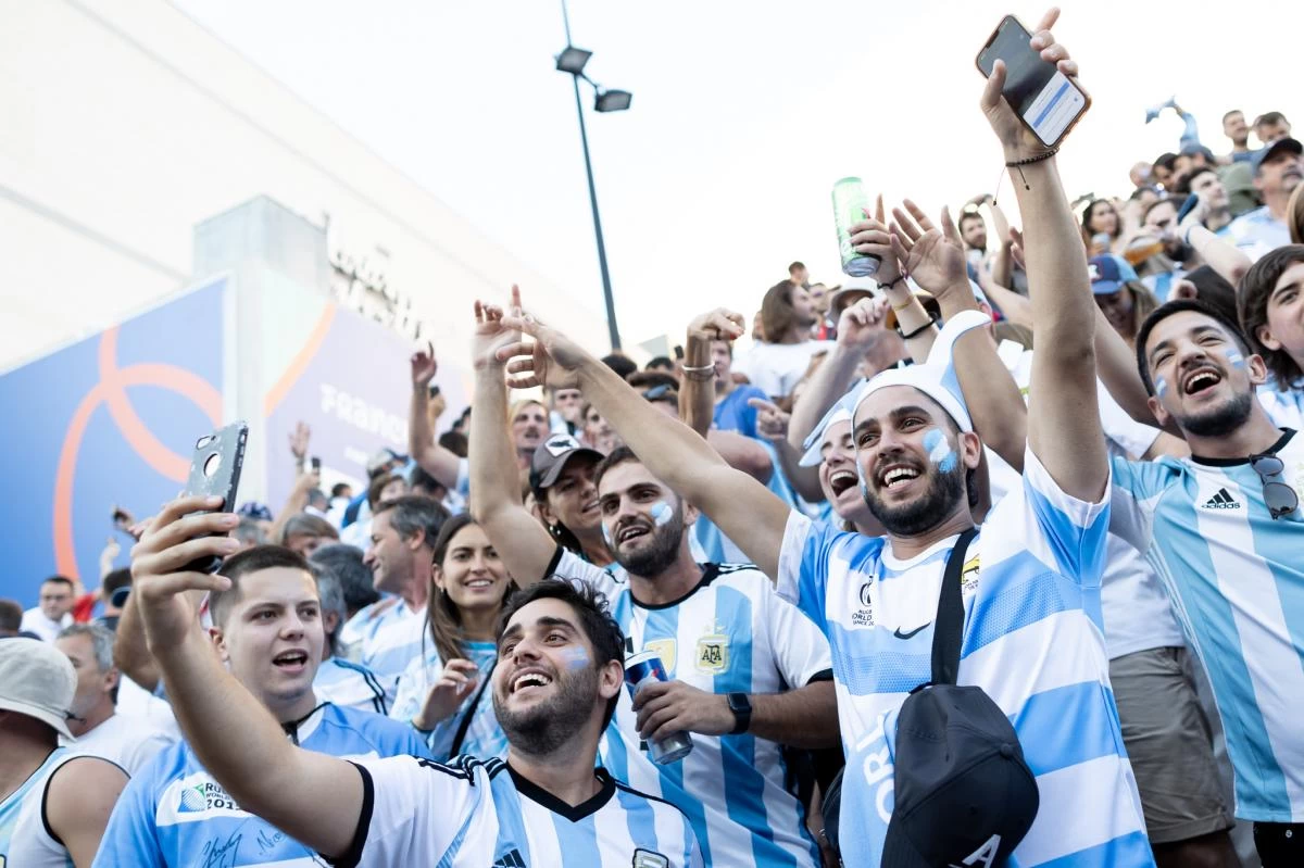 Así están los fanáticos argentinos en el estadio