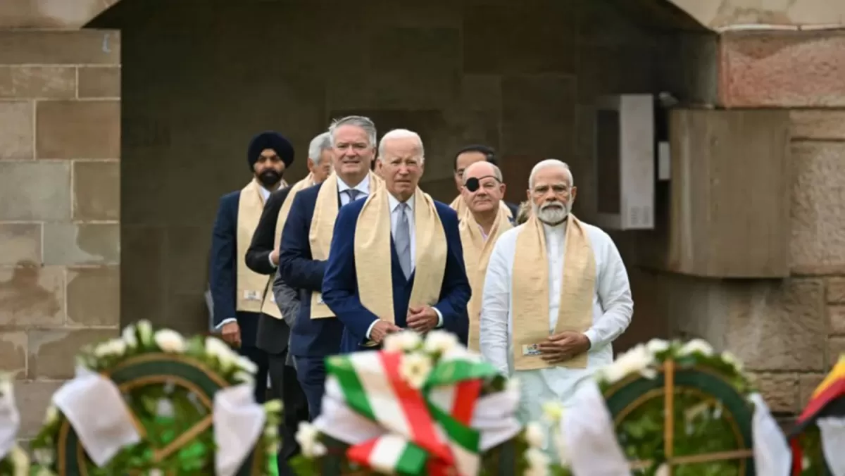 MEMORIAL. Biden y otros líderes del G20 acompañaron al primer ministro indio al monumento de Raj Ghat, para rendir homenaje a Mahatma Gandhi. 
