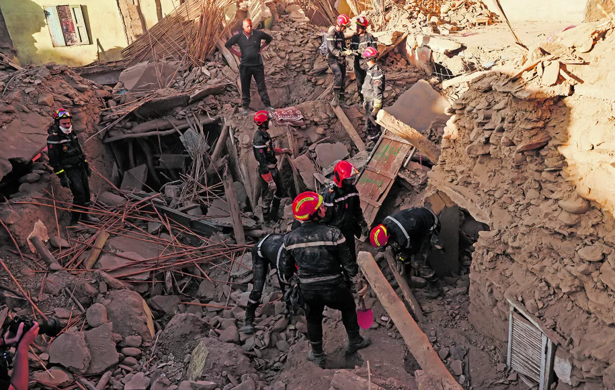 EMERGENCIA. Equipos especializados trabajan desde hace tres días entre los restos de casas derrumbadas, luego del mortífero terremoto del viernes. 