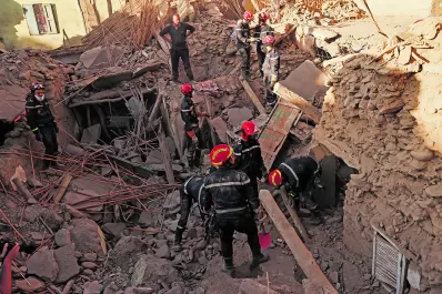 Marruecos: sobrevivientes del terremoto buscan comida, agua y a sus desaparecidos