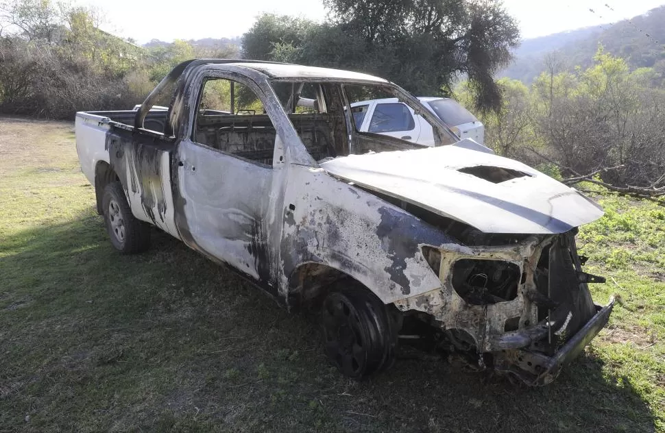 INCINERADA. La camioneta Toyota Hilux que participó en el hecho apareció incendiada. Se investiga si se prendió fuego por el choque o por otra razón. 