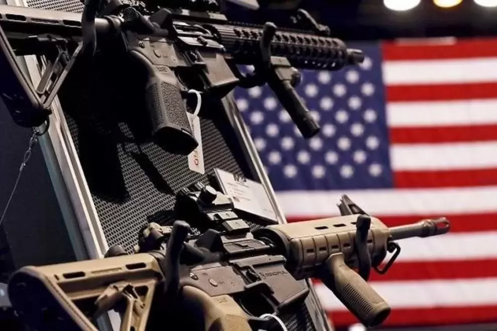 Estados Unidos: una gobernadora suspendió temporalmente el derecho a la portación de armas