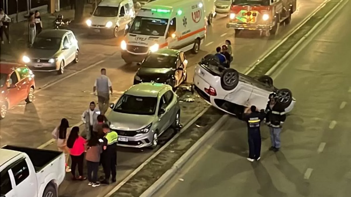 Un choque en cadena terminó con un auto volcado sobre la avenida Mate de Luna al 1.900
