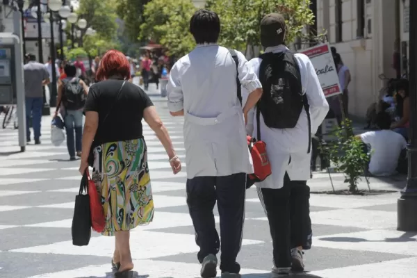 Un 9% más de jóvenes que en 2018 se queda en la escuela