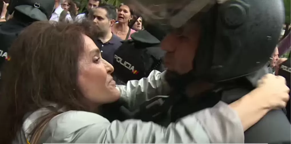España: una manifestante besó en la boca a un policía y el oficial la denunció por abuso sexual.