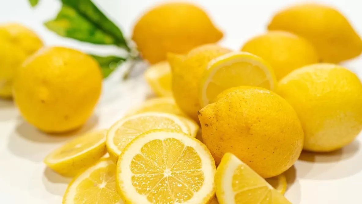 Rituales: cuál es el significado energético de colocar un limón debajo de la cama