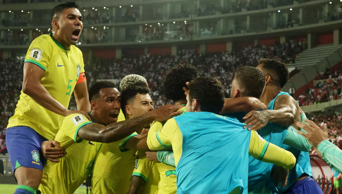 EUFORIA. Los jugadores brasileños celebran el gol que significó la victoria del equipo en Lima.