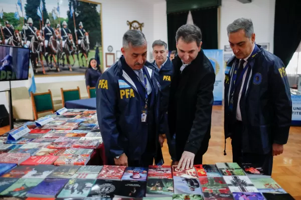 Allanaron una distribuidora que vendía libros nazis y antisemitas en Buenos Aires