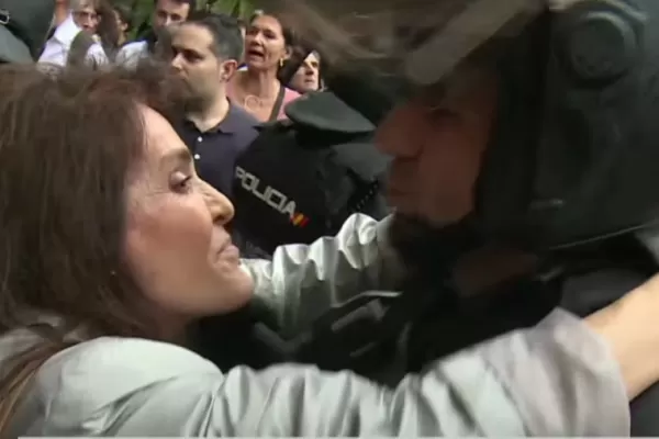 España: una manifestante besó en la boca a un policía y el oficial la denunció por abuso