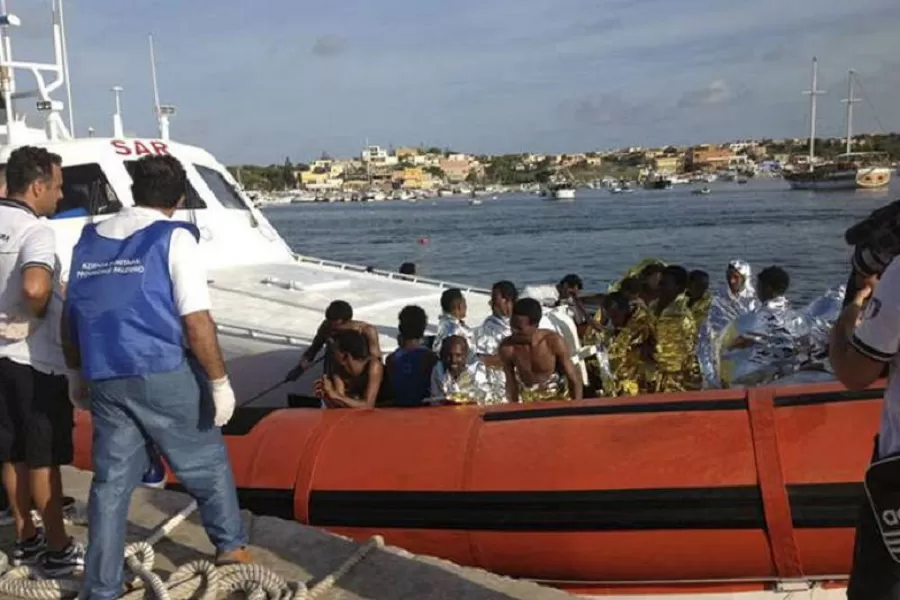 Italia: en las últimas 24 horas, unos 120 barcos con más de 6.400 migrantes llegaron a la isla de Lampedusa