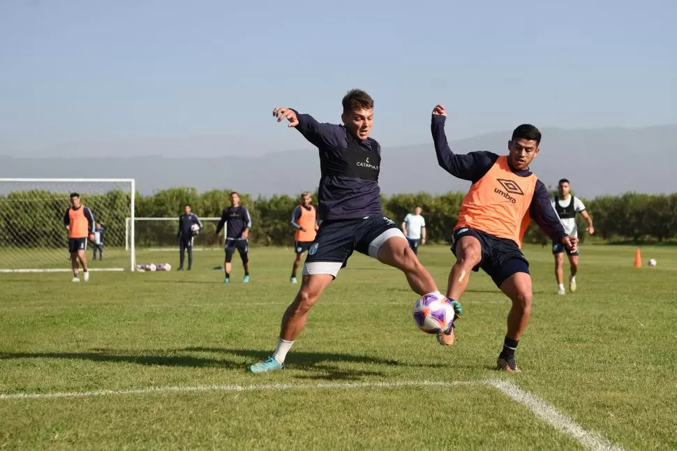 DISPUTA. Maestro Puch y González luchan por la pelota en la práctica. 