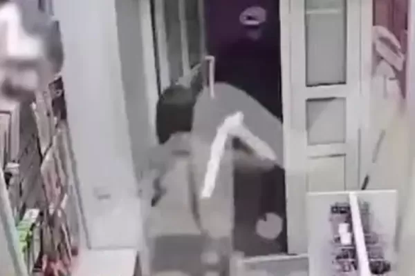 El tamaño importa: entró a robar un sex shop y la vendedora se defendió con un juguete sexual gigante