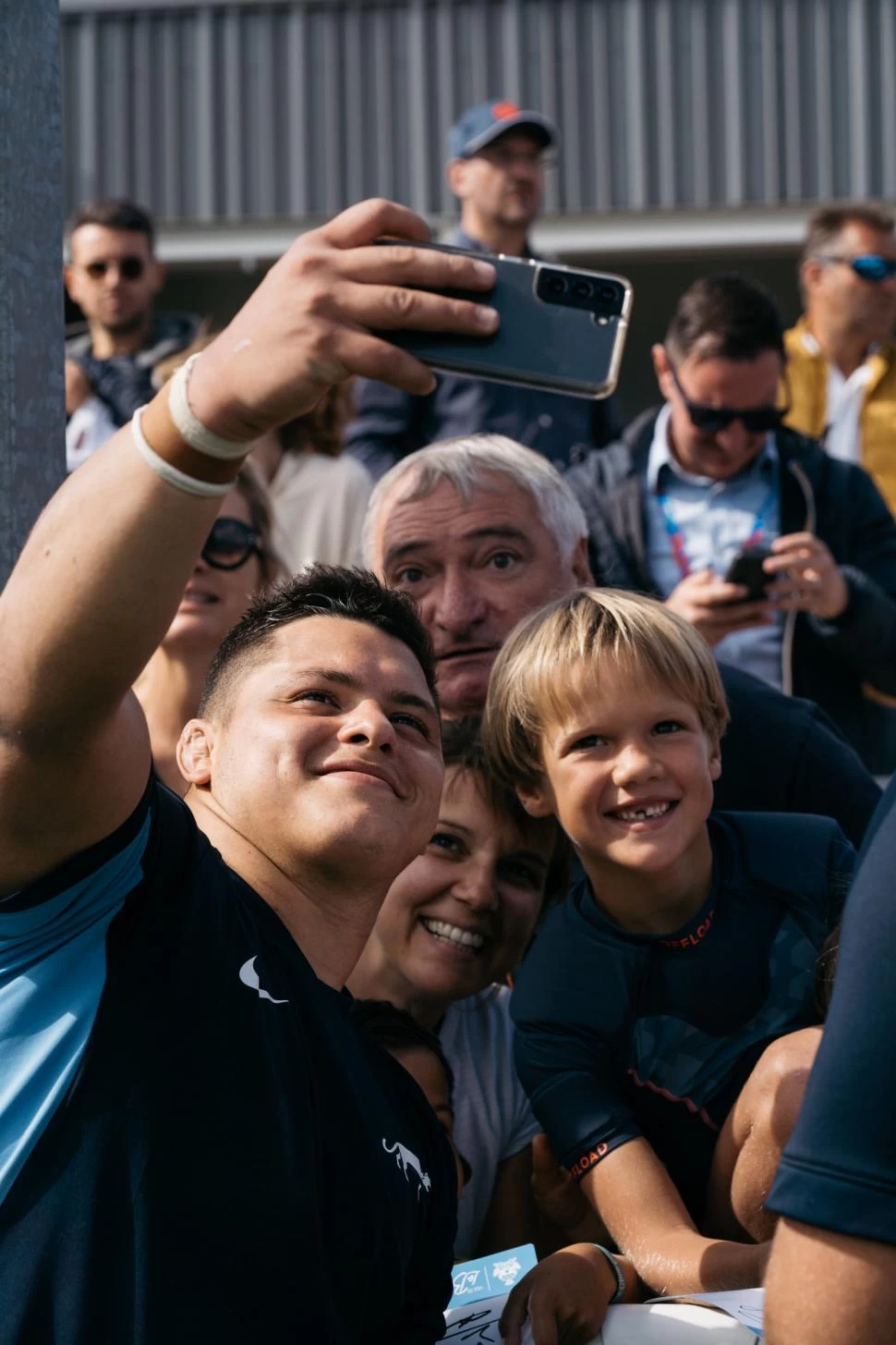 TUCUMANO. Una selfie de Thomas Gallo con el público que apoyó al plantel. 