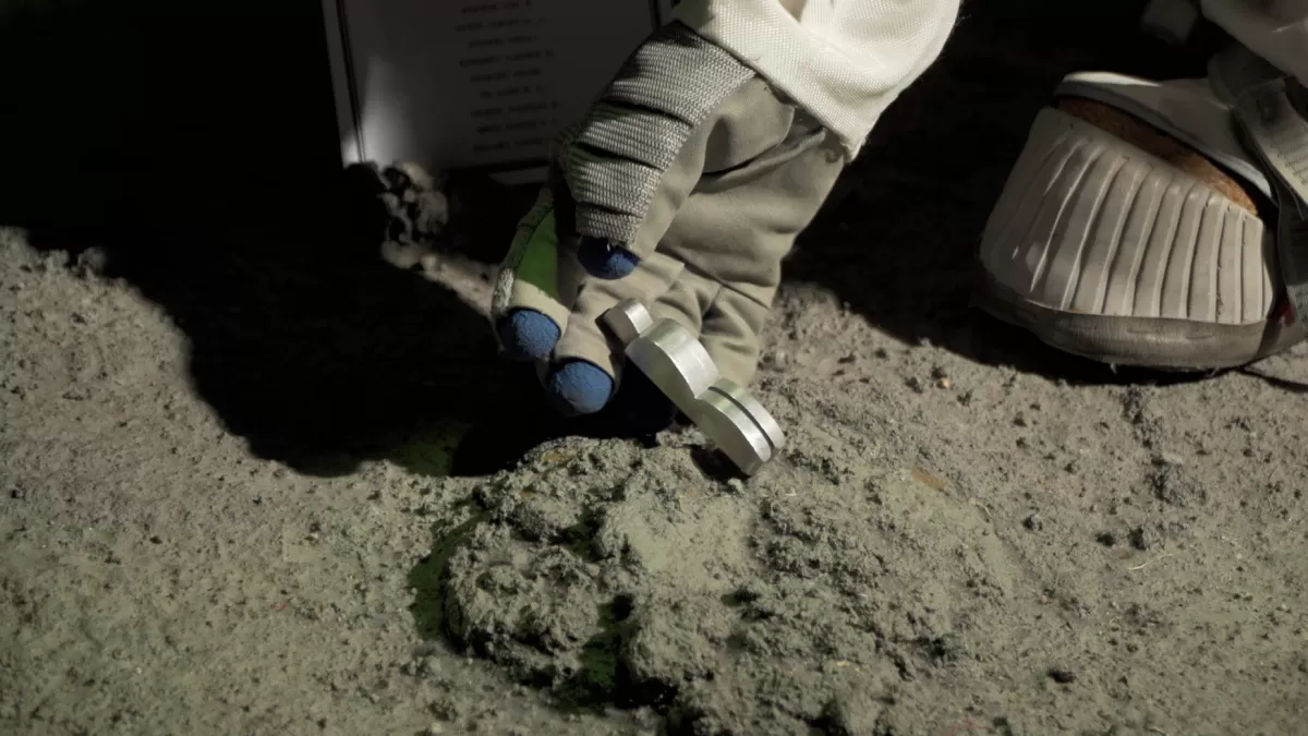 Recreación de Fallen Astronaut, uno de los objetos dejado en la Luna