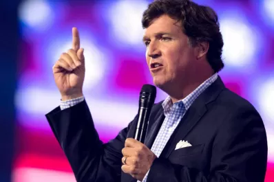 Quién es Tucker Carlson, el polémico periodista que entrevistó a Milei