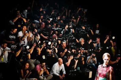 Lo que callan las modelos en la Fashion Week: la impactante imagen que capturó una fotógrafa